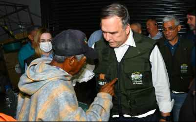 Goiânia : Prefeito Sandro Mabel participa de abordagem social e entrega de cobertores a pessoas em situação de rua