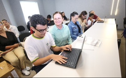 Goiás: Seduc entrega notebooks adaptados para estudantes com deficiência visual
