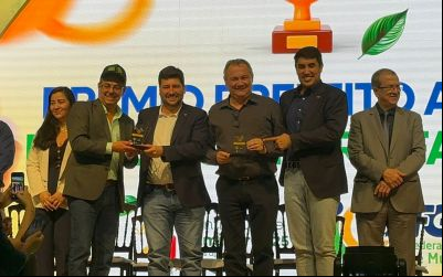 Anhanguera: Marcelo Paiva recebe Prêmio Prefeito Amigo da Agricultura Familiar da FGM durante a AgroCentro Oeste 2025