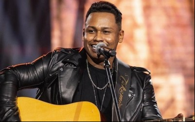 Junior Marques consolida sucesso com gravação do DVD "Sofrendo em Alto Nível 2" em Goiânia 