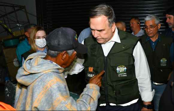 Goiânia : Prefeito Sandro Mabel participa de abordagem social e entrega de cobertores a pessoas em situação de rua