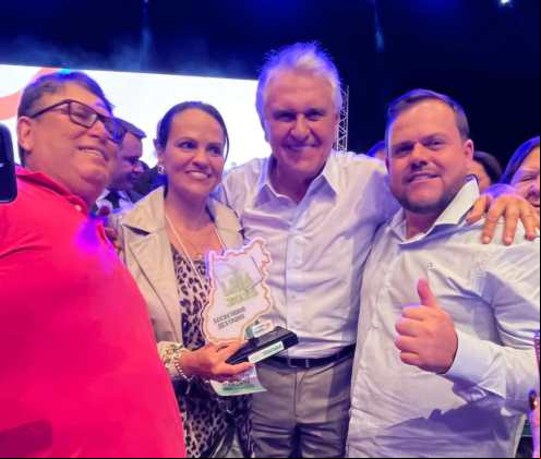 Nova Aurora: Secretária Kelci Pádua recebe troféu de "Secretária de Destaque" no maior prêmio da educação goiana